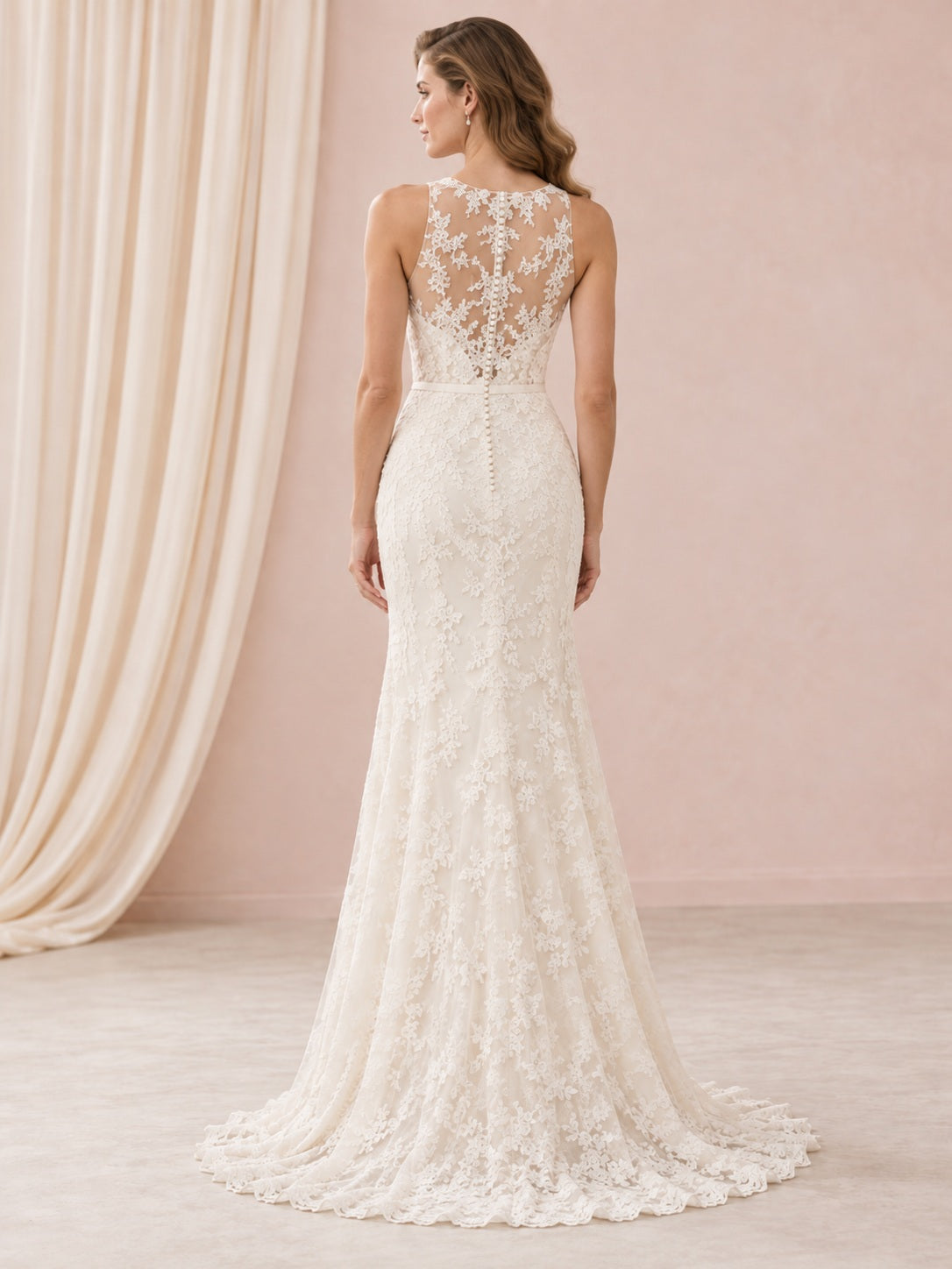 Robe de mariée fourreau simple en dentelle à col licou, illusion florale au dos et traîne