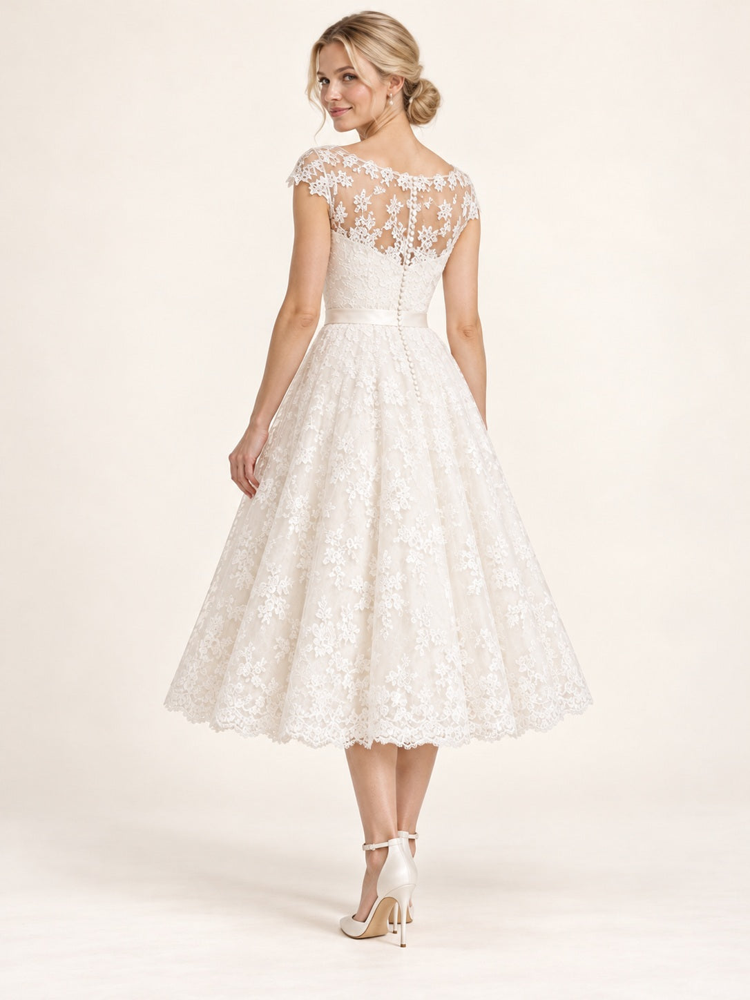 Vestido de novia de encaje en marfil, línea A, escote barco, manga corta y largo a media pierna