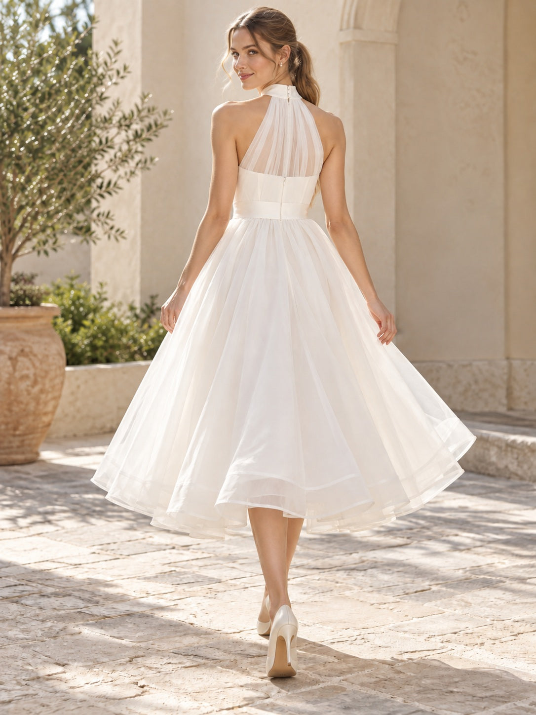 Elegantes A-Linien-Brautkleid aus Organza in Teelänge mit Neckholder, Plisseefalten und Schleife an der Taille