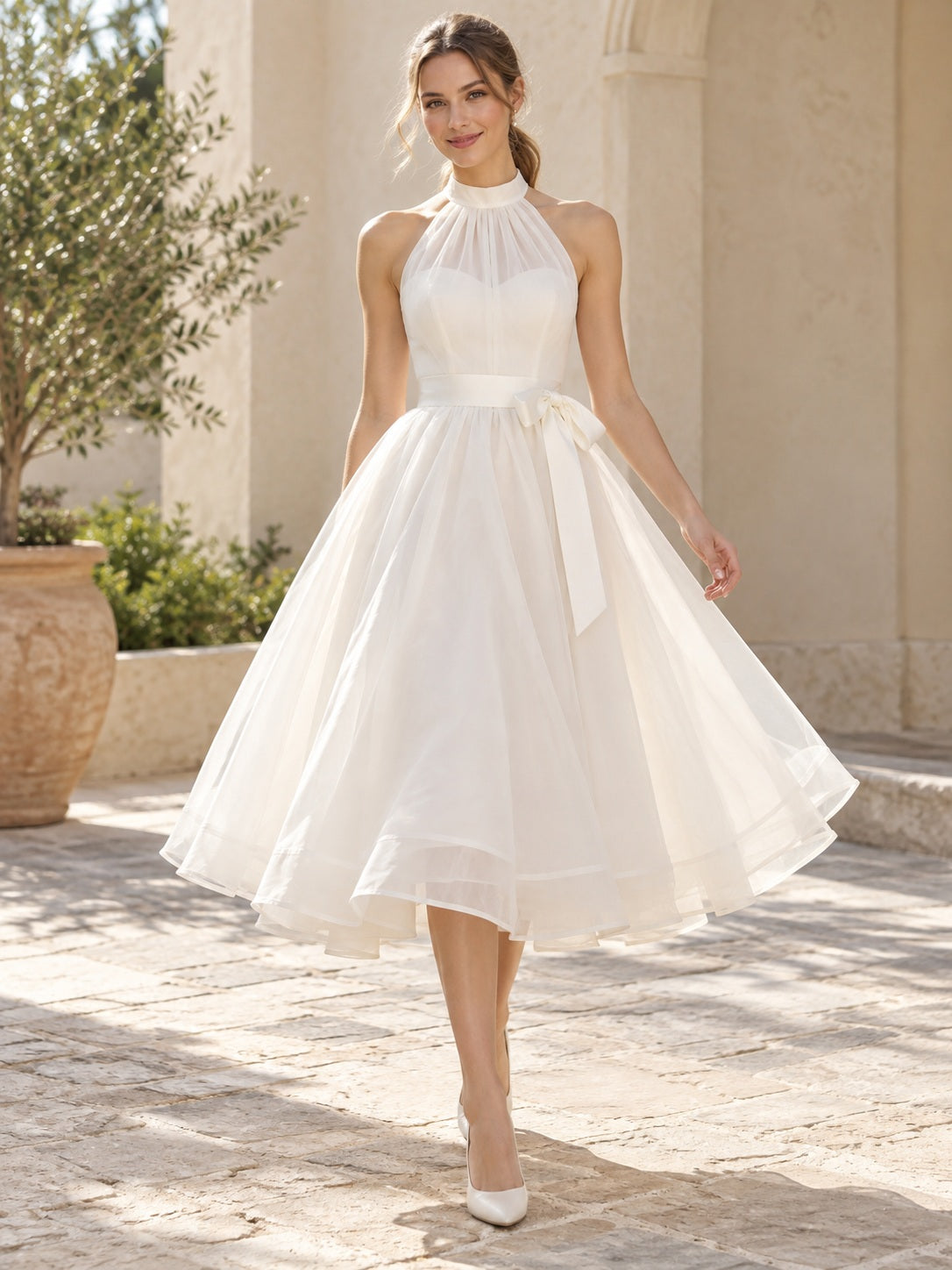 Elegantes A-Linien-Brautkleid aus Organza in Teelänge mit Neckholder, Plisseefalten und Schleife an der Taille