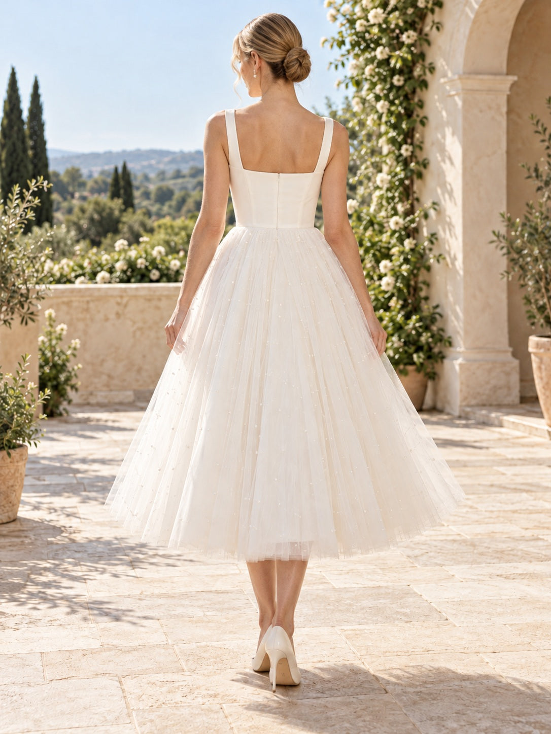 Robe de mariée simple longueur thé en tulle à encolure carrée, à bretelles, évasée, taille naturelle