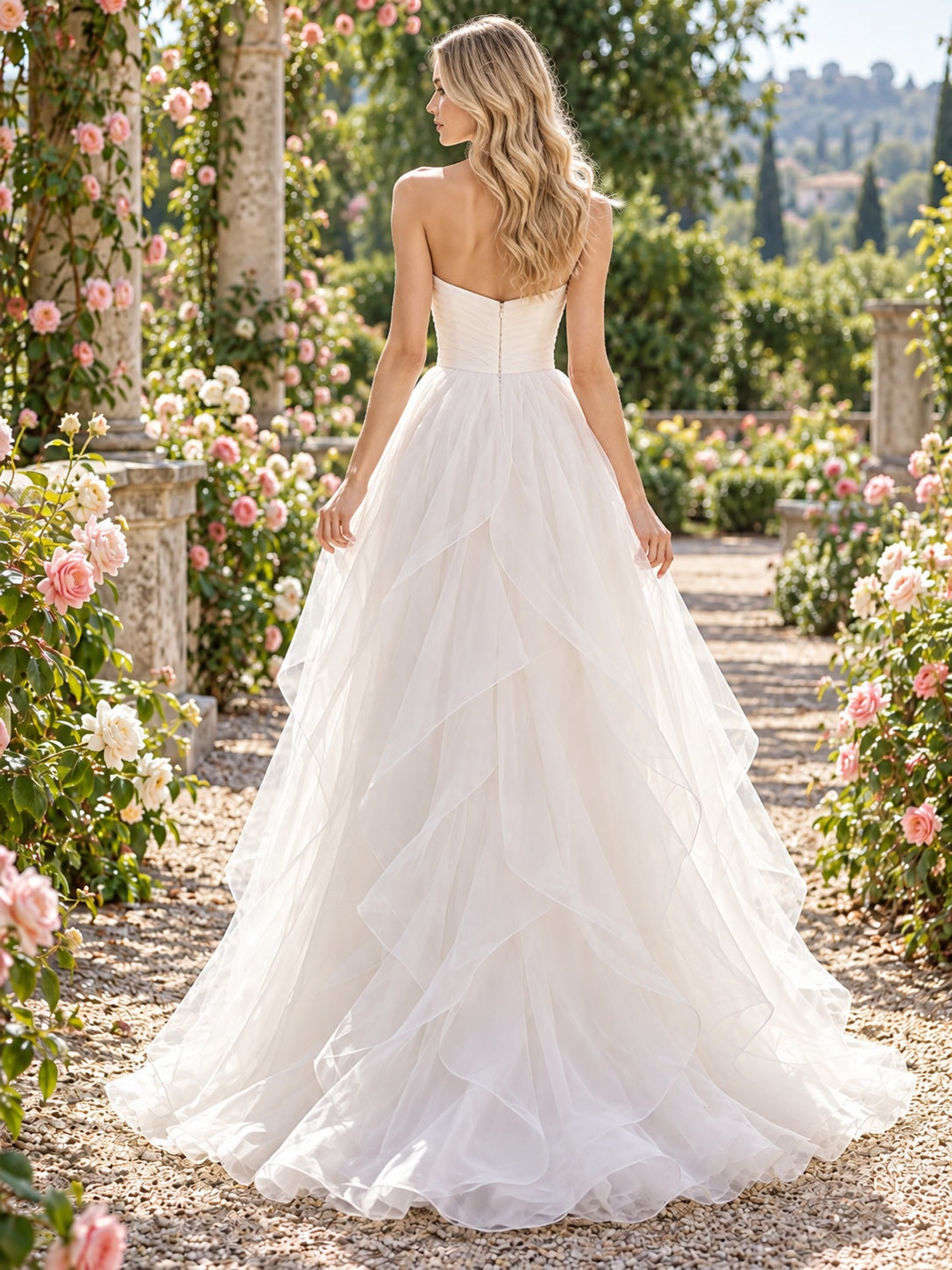 Vestido de novia de organza en blanco, línea A, sin tirantes y escote corazón y cola corta