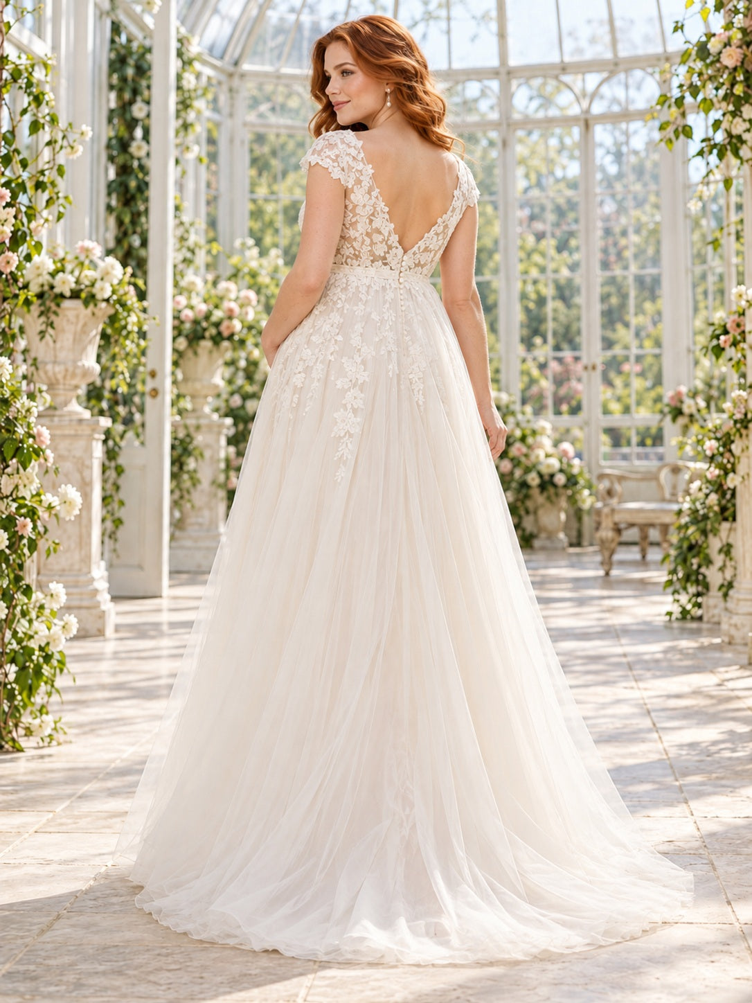 Vestido de novia premamá de tul y encaje en marfil, línea A, escote en V, manga corta y cola corta