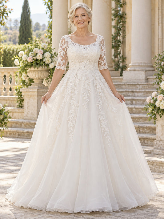 Vestido de novia de tul y encaje en marfil, línea A, escote redondo, manga al codo y cola corta