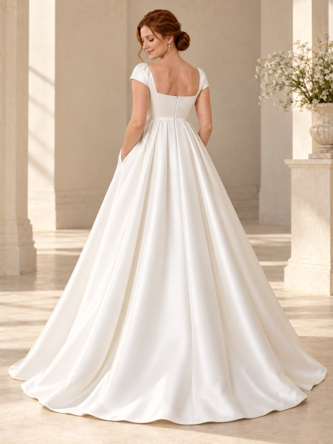 Robe de mariée de princesse simple en satin à encolure carrée et mancherons pour femme enceinte