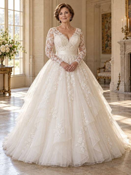 Vestido de novia de tul y encaje en marfil, corte princesa, escote en V, manga larga y cola corta