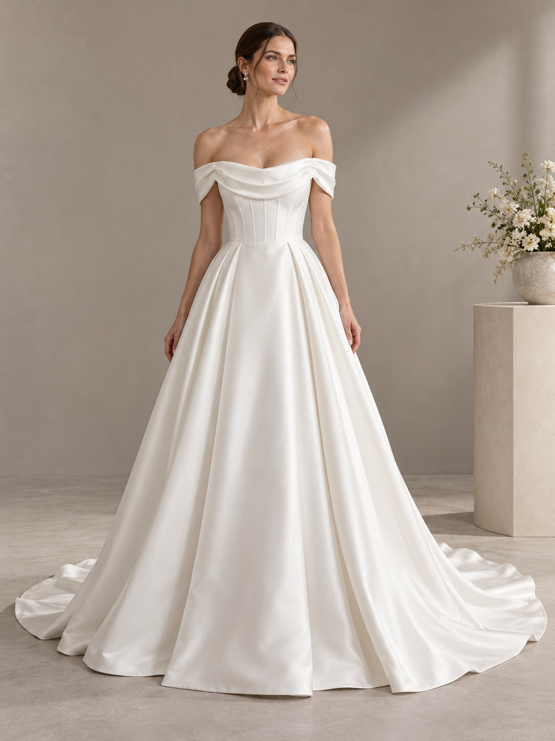 Schlichtes, schulterfreies, drapiertes A-Linien-Brautkleid aus Satin mit Falten, figurbetonter Schnittführung und langer Schleppe