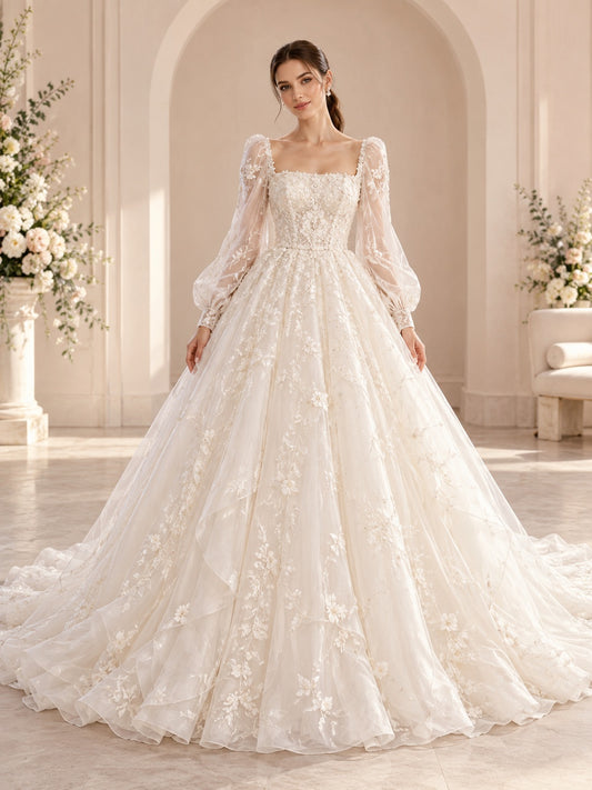 Vestido de novia de encaje y tul en marfil, corte princesa, escote cuadrado, manga larga y cola capilla