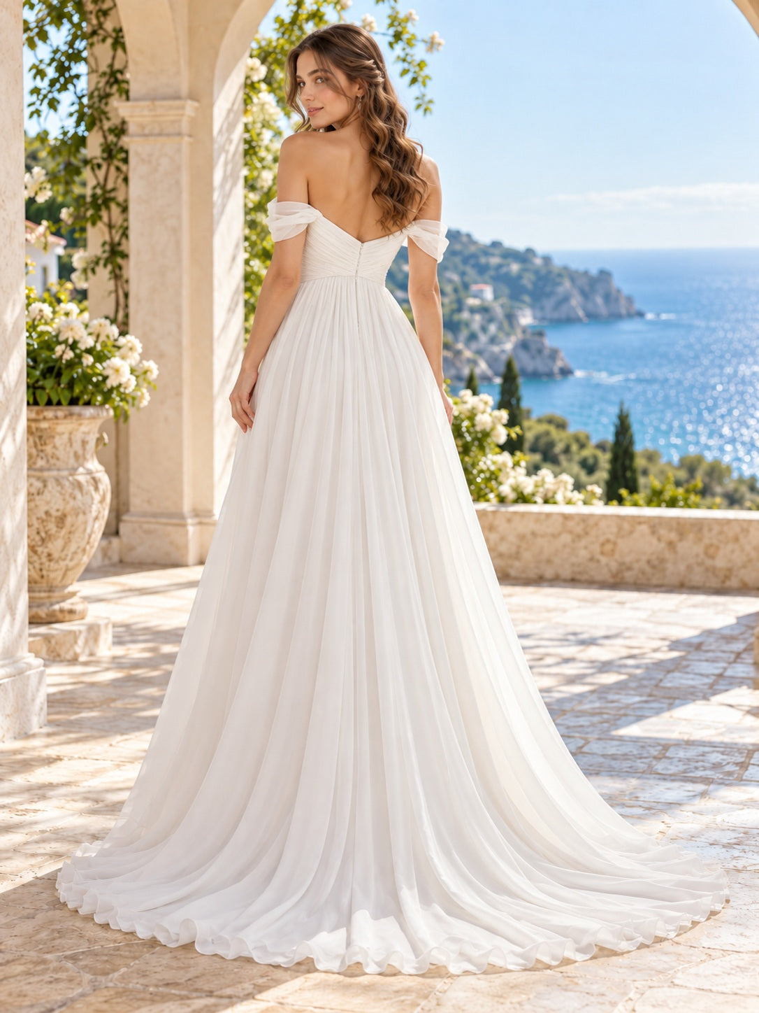 Robe de mariée simple empire à épaules dénudées, décolleté cœur, froncée en mousseline fluide à dos nu et traîne
