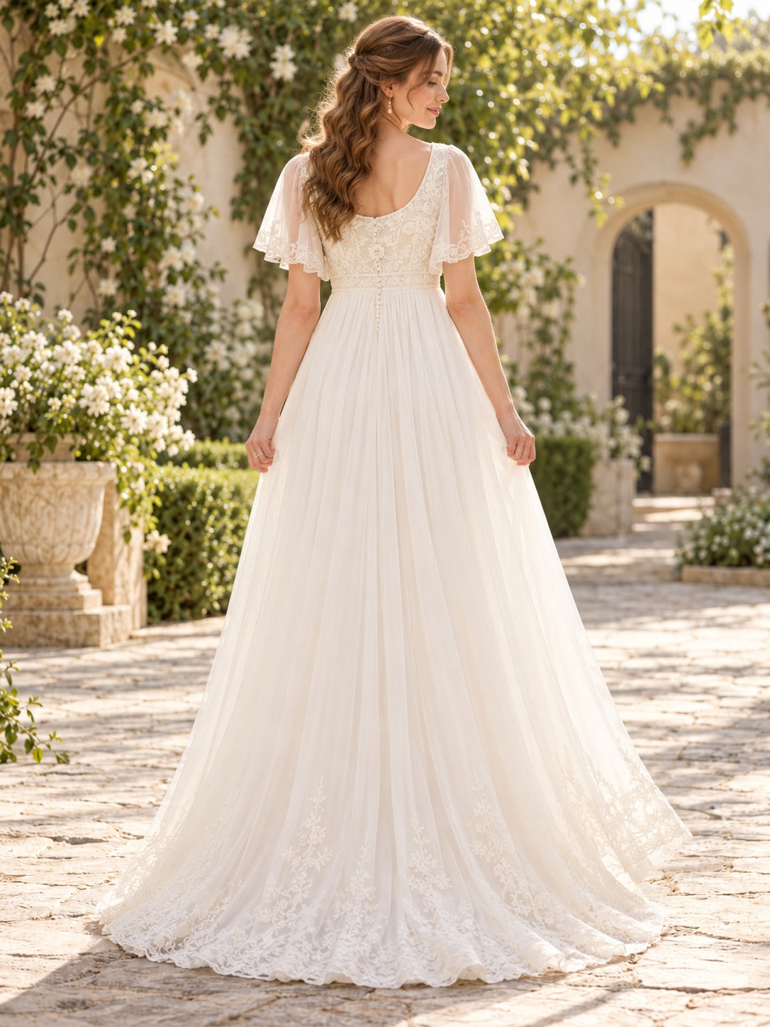 Robe de mariée modeste en mousseline fluide à dentelle florale, col rond, manches papillon, coupe empire et traîne balayage