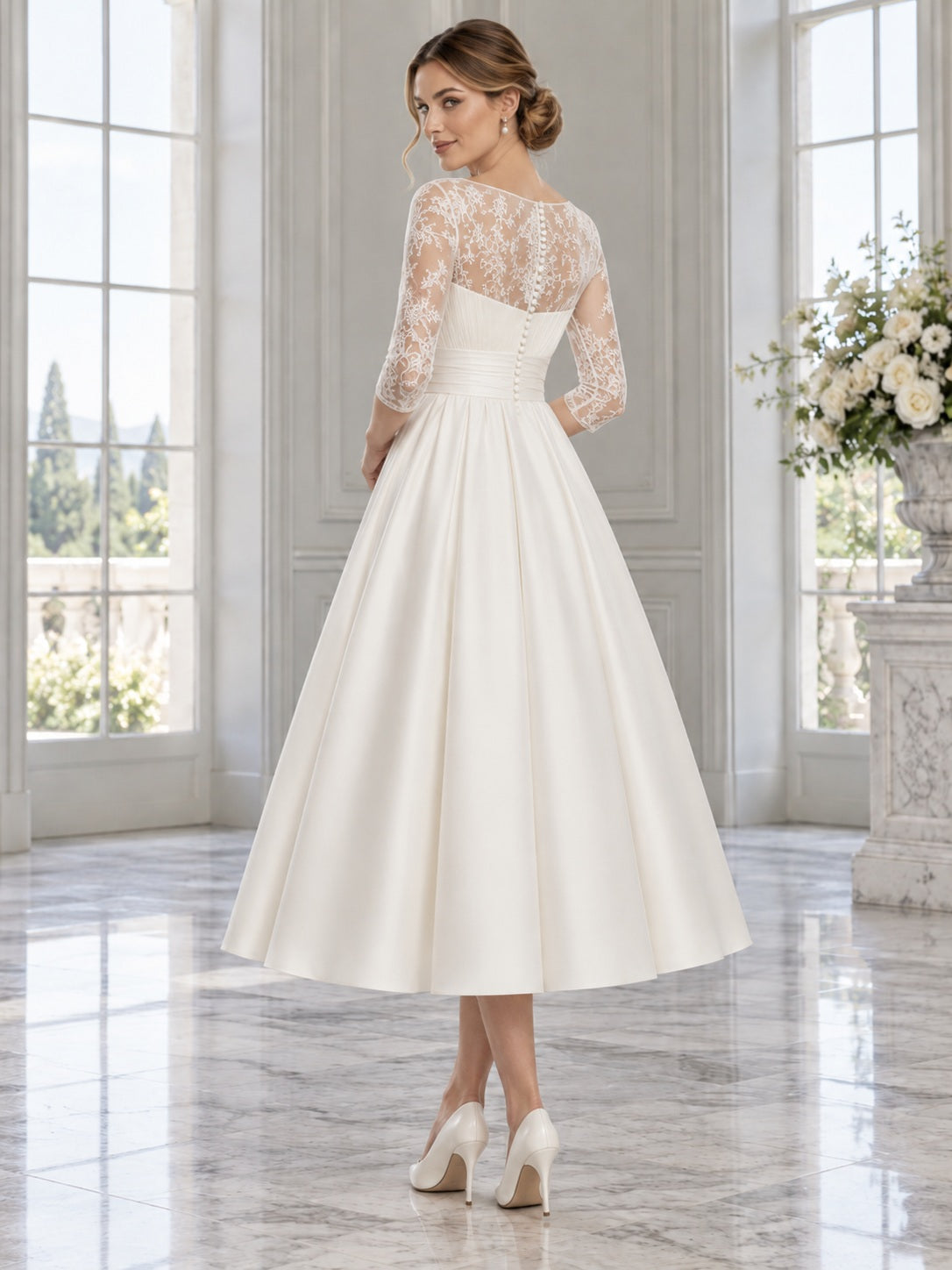 Vestido de novia de encaje y satén en marfil, línea A, escote barco, manga al codo y largo a media pierna
