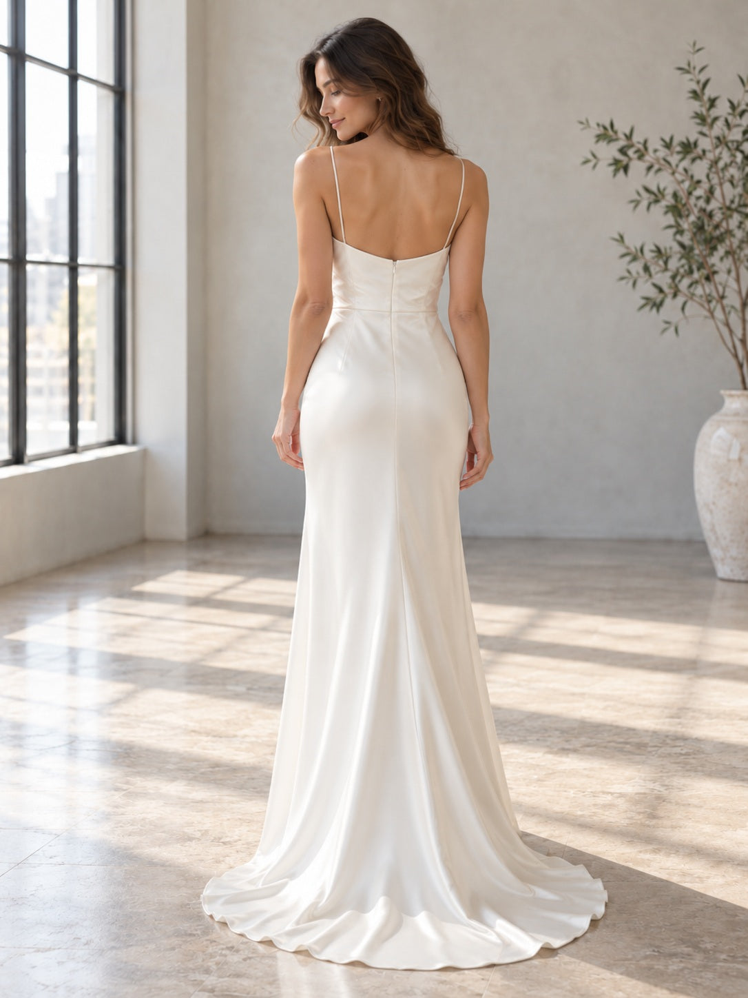 Robe de mariée simple fourreau drapée à fines bretelles en satin froncé ajustée fluide à dos nu