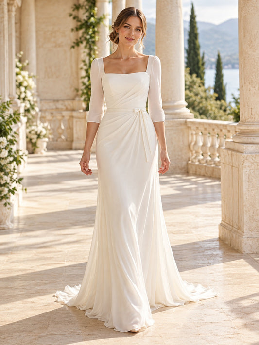 Robe de mariée sobre fourreau en mousseline drapée, à encolure carrée, manches mi-longues, coupe ajustée et dos bas