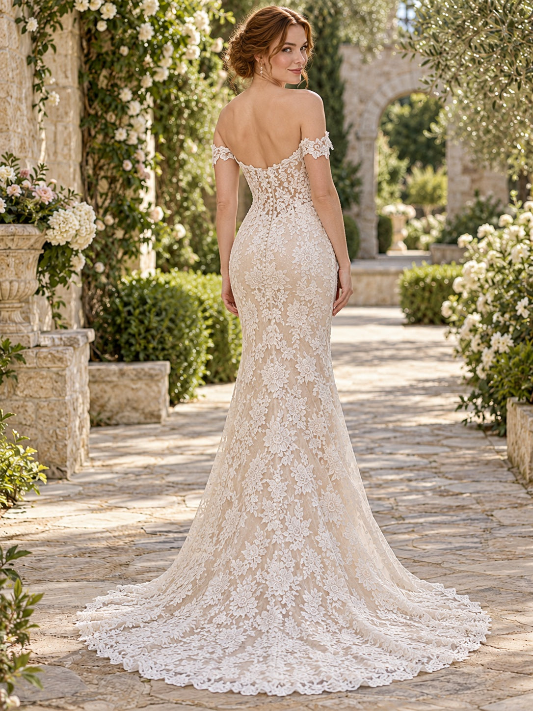 Robe de mariée fourreau à épaules dénudées, encolure cœur, dentelle florale, ajustée et fluide, dos nu et traîne