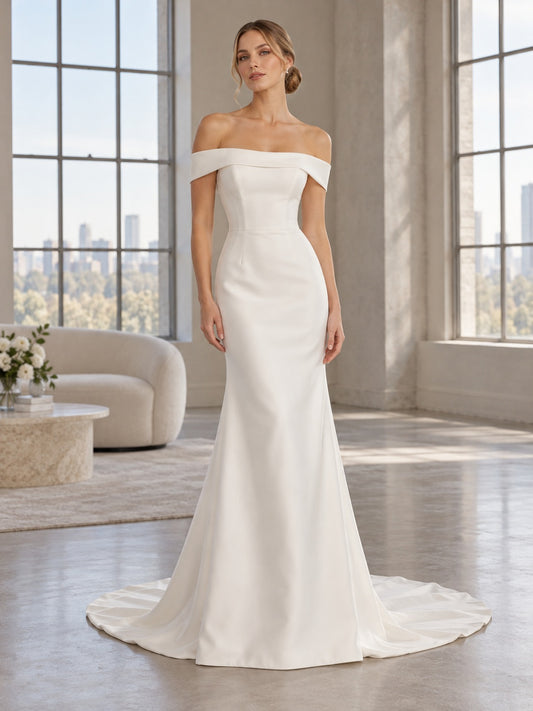 Robe de mariée simple fourreau en crêpe lisse, à col droit et épaules dénudées, ajustée, avec traîne balayage