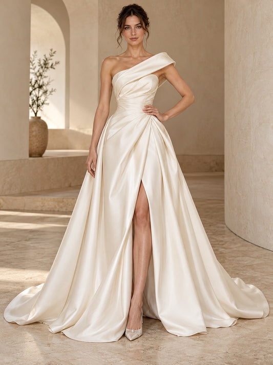 Robe de mariée asymétrique une épaule en satin froncé drapé fendue coupe trapèze