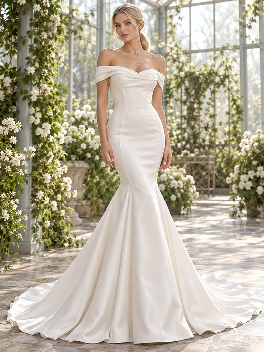 Vestido de novia de satén en marfil, corte sirena, hombros descubiertos y escote corazón, manga corta y cola capilla