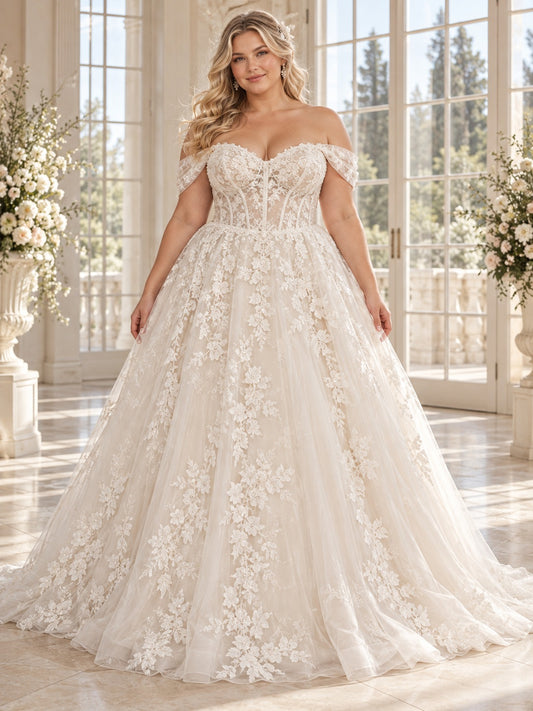 Robe de mariée grande taille à traîne, corset cœur à épaules dénudées, dentelle et coupe trapèze