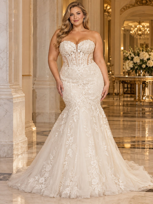 Vestido de novia en talla grande de encaje y tul en marfil, corte sirena, sin tirantes y escote corazón y cola capilla