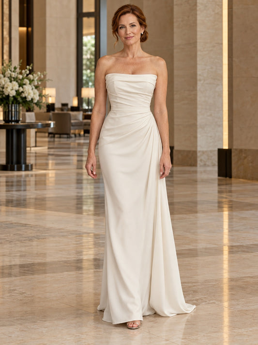 Vestido de novia de satén en marfil, corte recto, sin tirantes y cola corta