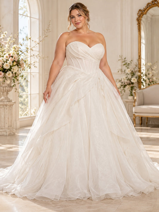 Vestido de novia en talla grande de tul y satén en marfil, corte princesa, sin tirantes y escote corazón y cola corta