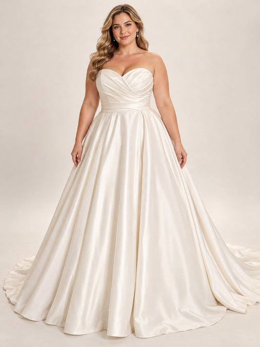 Vestido de novia en talla grande de satén en marfil, corte princesa, sin tirantes y escote corazón y cola corta