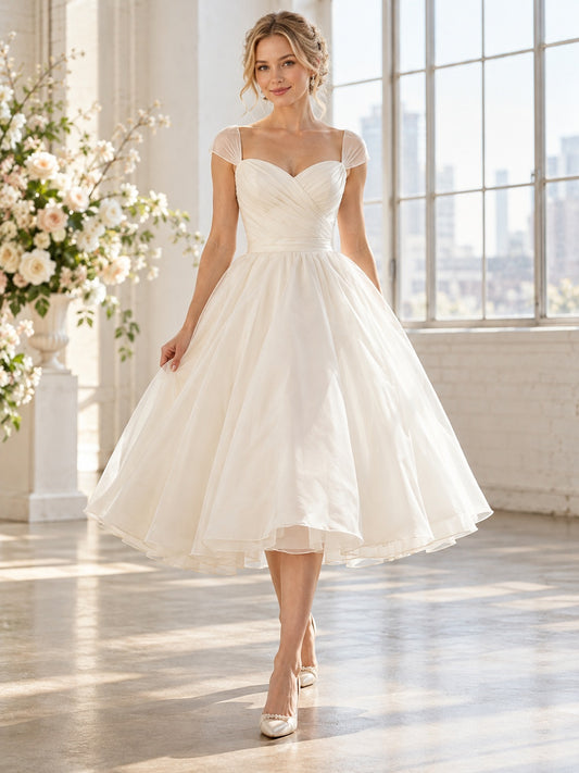 Robe de mariée trapèze en tulle froncé, longueur thé, décolleté cœur, transparente à manches courtes