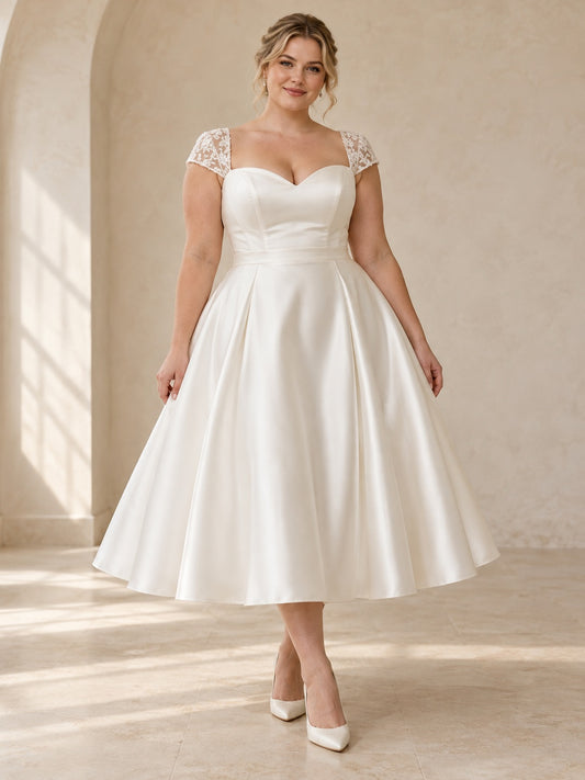 Robe de mariée grande taille en satin longueur thé à encolure cœur, dentelle et mancherons