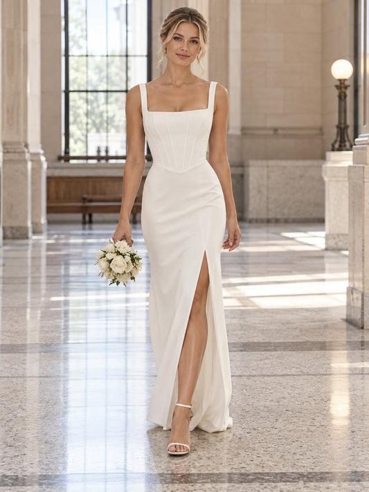 Robe de mariée simple en satin, coupe fourreau, corsage à encolure carrée et fente