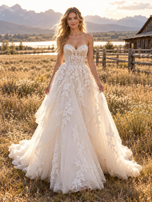 Vestido de novia de encaje y tul en marfil, línea A, sin tirantes y escote corazón y cola capilla
