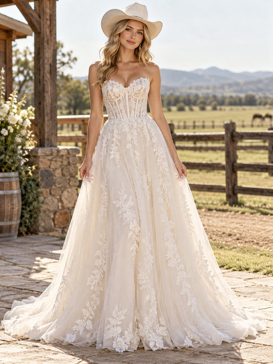 Vestido de novia de encaje y tul en marfil, línea A, sin tirantes y escote corazón y cola capilla