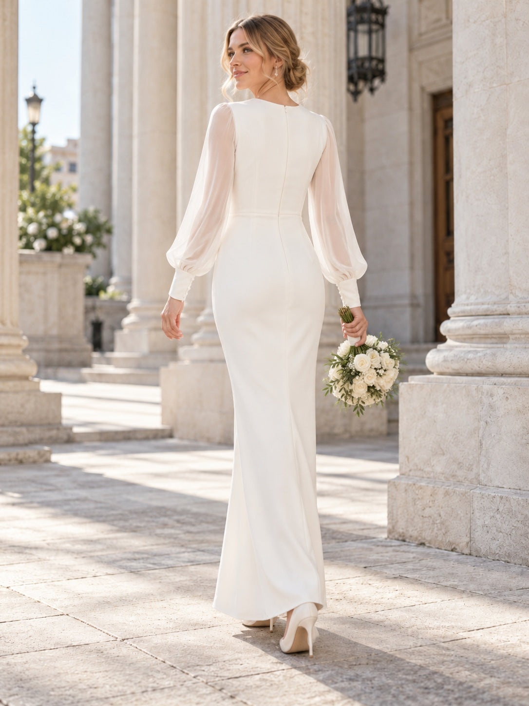 Robe de mariée civile épurée à manches longues, longueur cheville, encolure bateau et coupe fourreau lisse