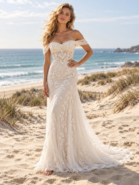 Vestido de novia de encaje en marfil, corte sirena, hombros descubiertos y escote corazón, manga corta y cola corta