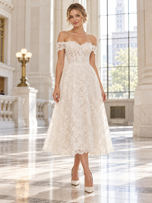 Robe de mariée longueur thé à épaules dénudées, en dentelle florale festonnée, avec corsage cœur