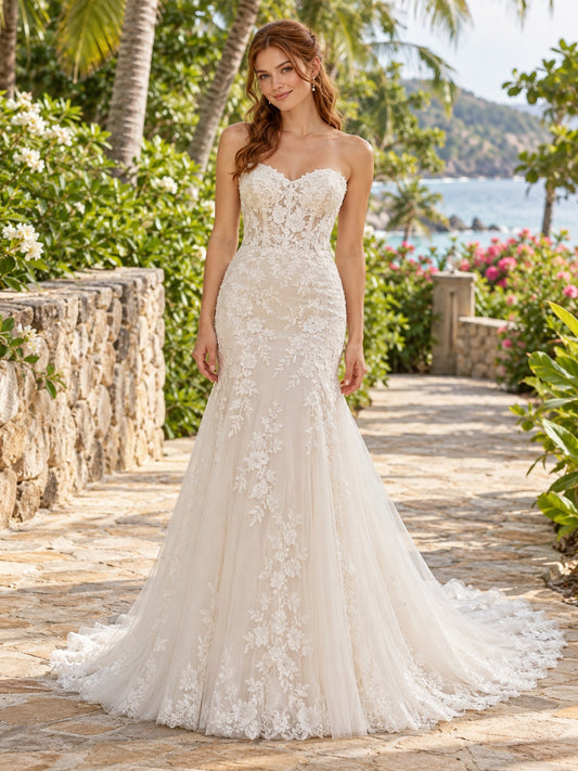Trägerloses, figurbetontes Meerjungfrauen-Brautkleid mit herzförmigem Ausschnitt und floraler Spitze für eine Destination Wedding
