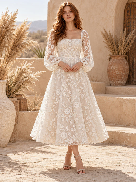 Teelanges Boho-Brautkleid mit eckigem Ausschnitt, langen Ärmeln und gemusterter Spitze